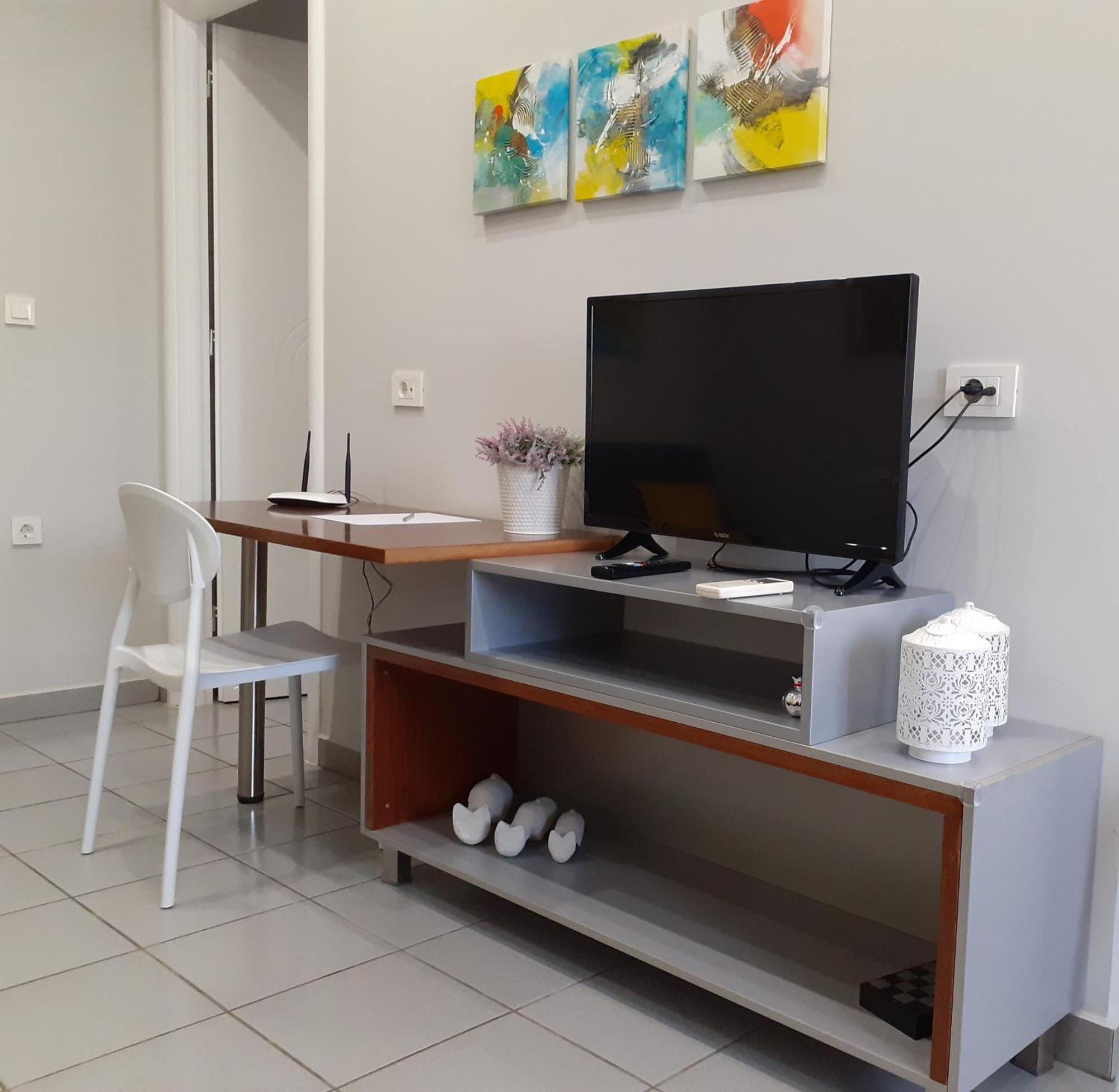 Dennis Stylish Apartment Kato Daratso Esterno foto